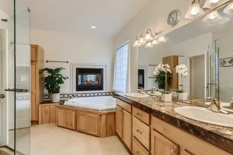2123 Emerald Drive Longmont CO – Web Quality – 012 – 20 Primary Bathroom
