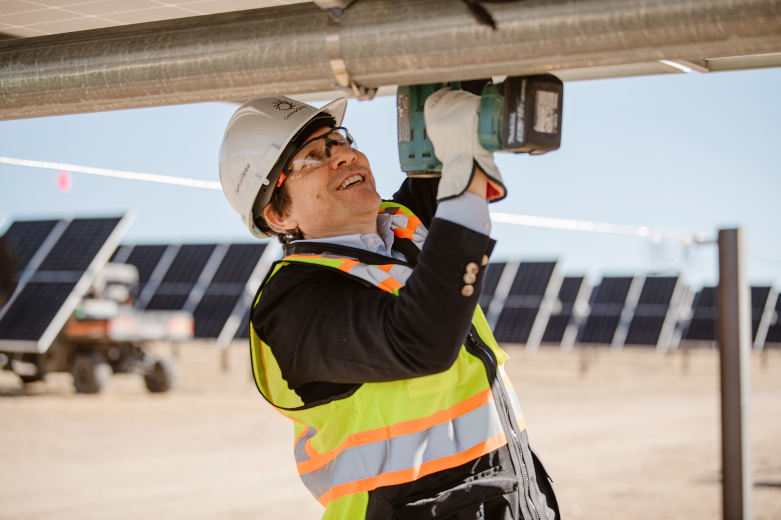 Antonio Cammisecra, ContourGlobal president and CEO, helps install the final solar panel in Phase 2 of the Black Hollow Sun project near Severance.